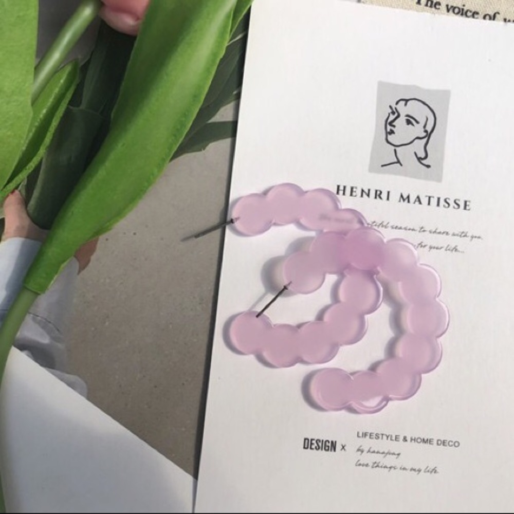 Sweet Resin Floral Wave Earrings in Purple - Picture 4 of 4